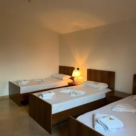 Spacious Near Airport Tirana 別荘