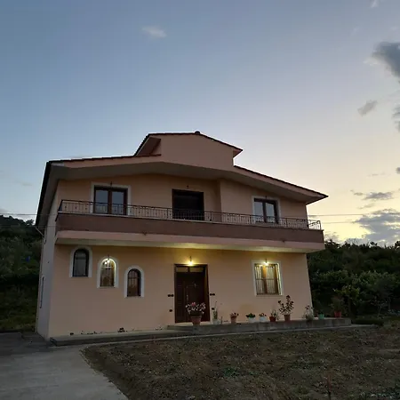 別荘 Spacious Near Airport Tirana *